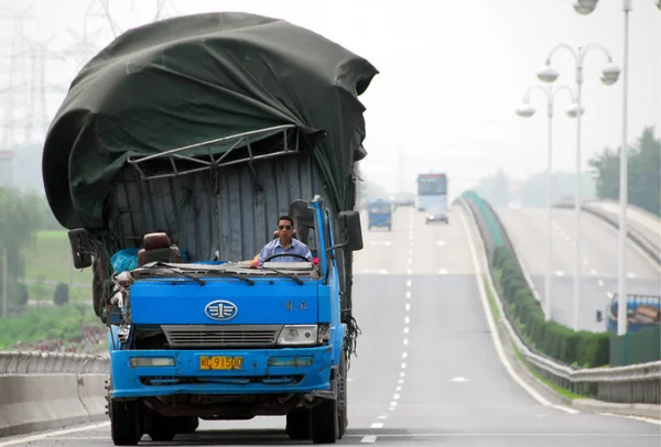 Hombre Chino Conduce Camión Topless Con Carga Completa Una Carretera — Foto de Stock