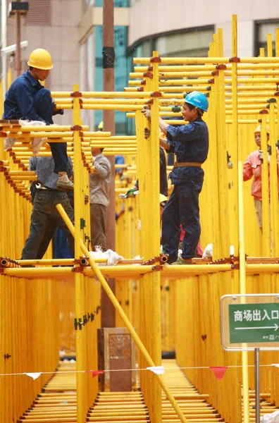 Trabajadores Migrantes Chinos Construyen Andamios Una Calle Shanghai China Septiembre — Foto de Stock