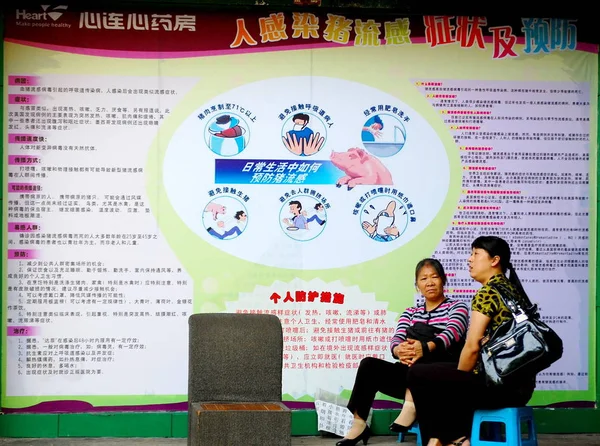 Kinesiske Kvinner Snakker Foran Propagandaplakat Kunnskap Forebygging Influensa H1N1 Chongqing – stockfoto