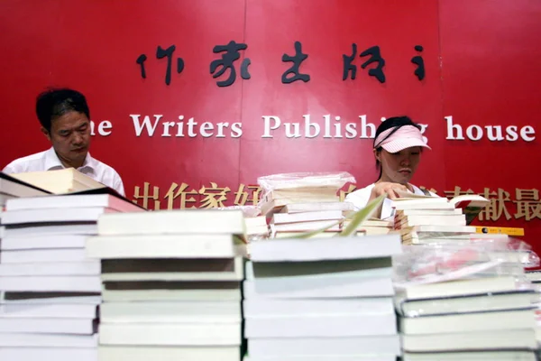 Plik Odwiedzający Postrzegane Stoisku Wydawnictwa Pisarzy Podczas 2008 Shanghai Book — Zdjęcie stockowe