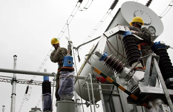 Los Trabajadores Chinos Son Vistos Instalando Equipos Eléctricos Reconstruir Estación —  Fotos de Stock