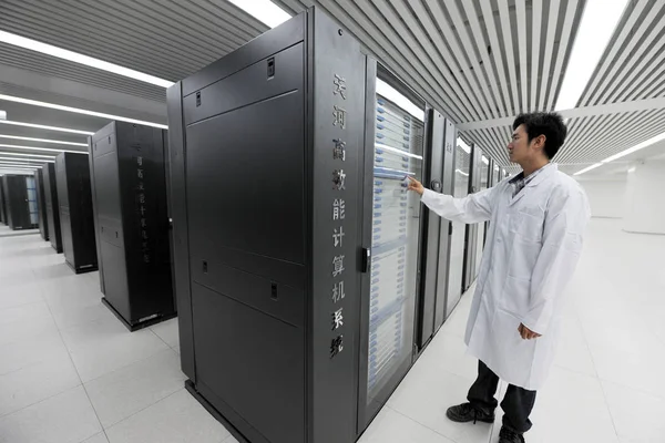 Chinese Researcher Checks Tianhe Supercomputer National Supercomputer Center Tianjin China — Stock Photo, Image