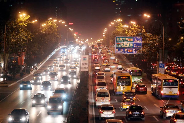 Nacht Uitzicht Bussen Auto Langzaam Tijdens Een Verkeersopstopping Een Weg — Stockfoto