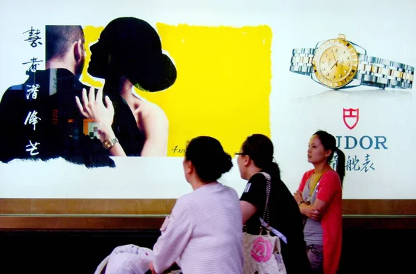File Les Femmes Chinoises Passent Devant Une Publicité Pour Montre — Photo