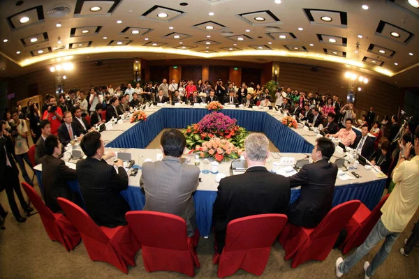 2009年4月17日 中国南部の海南省ボアオで開催された2009年アジア年次会議ボアオ フォーラムの若手指導者会議において 若手指導者が発表されました — ストック写真