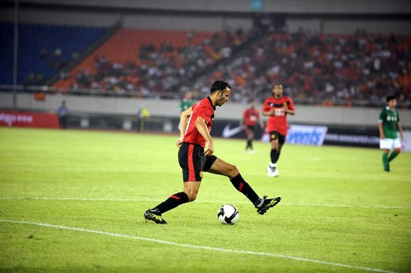 Manchester Uniteds Ryan Giggs Controls Ball Soccer Friendly Hangzhou Greentown — Stock Photo, Image