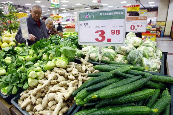Китайские Клиенты Покупают Овощи Супермаркете Шанхае Китай Декабря 2010 — стоковое фото