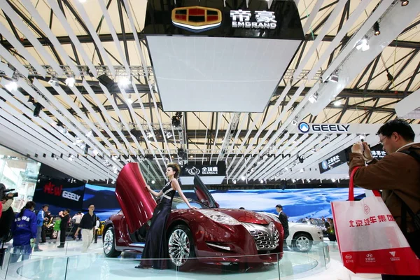 Les Visiteurs Regardent Concept Geely Emgrand 13E Salon International Industrie — Photo