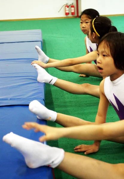 ほとんどの中国のトランポリン競技者は福州市の国立トランポリン組立訓練チームのための福州訓練基地での訓練セッション中に運動を行いました 南東中国福建省 月2009 — ストック写真