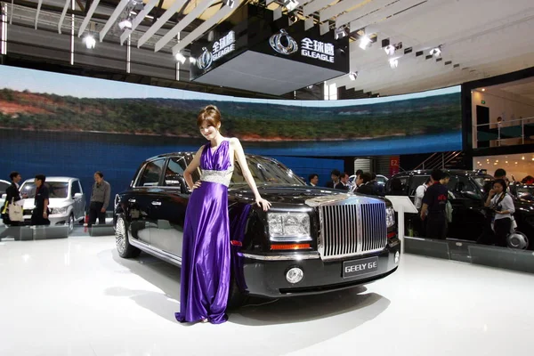 2009年4月20日星期一 在中国上海举行的第十三届上海国际汽车工业展览会 2009年上海车展 一位模特与 Geely — 图库照片