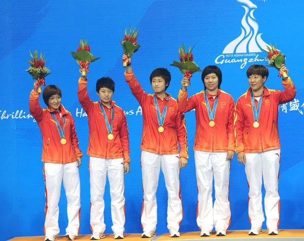 Zespół Chin Obchodzi Złoty Medal Podium Podczas Ceremonii Wręczenia Nagród — Zdjęcie stockowe