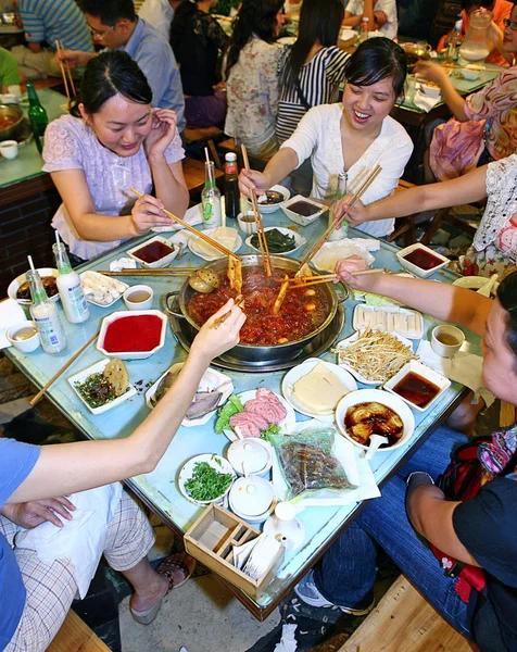 Lokalnych Obywateli Chin Cieszyć Pikantny Hotpot Hot Pot Restauracji Chengdu — Zdjęcie stockowe