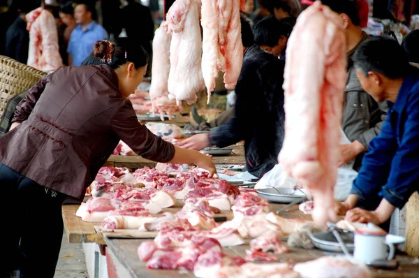 Китайский Клиент Покупает Свинину Рынке Чунцине Китай Мая 2009 — стоковое фото