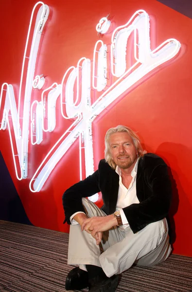 Richard Branson Πρόεδρος Της Virgin Ομάδα Θέτει Κατά Διάρκεια Την — Φωτογραφία Αρχείου
