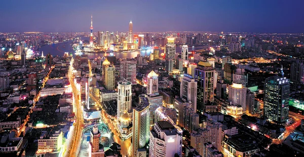 以陆家嘴金融区为背景的上海夜景 — 图库照片