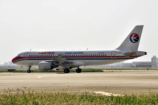 Egy Sík Kína Eastern Airlines Látható Pudong Nemzetközi Repülőtéren Sanghajban — Stock Fotó