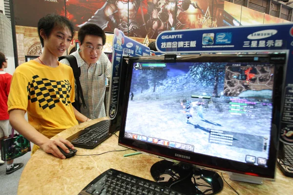 Chinesische Besucher Spielen Online Spiele Auf Der China Digital Entertainment — Stockfoto