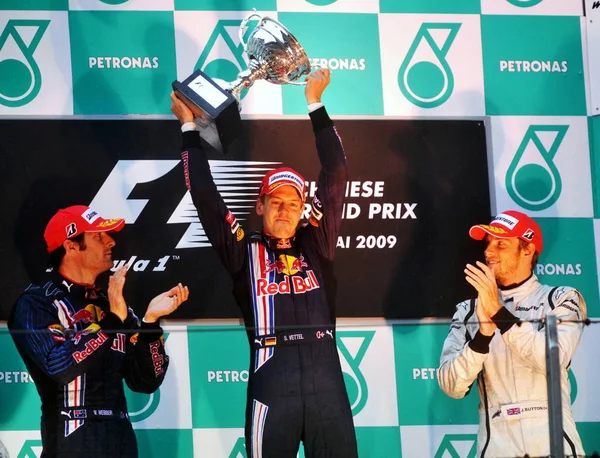 Piloto Alemán Sebastian Vettel Red Bull Campeón Muestra Trofeo Con —  Fotos de Stock