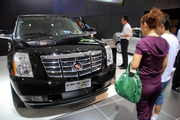 Compradores Carros Chineses Olham Para Cadillac Escalade Durante Show Automóveis — Fotografia de Stock