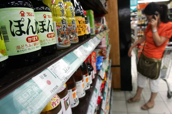 Покупець Купує Продукти Імпортовані Японії Супермаркеті Шанхаї Китай Вересня 2008 — стокове фото
