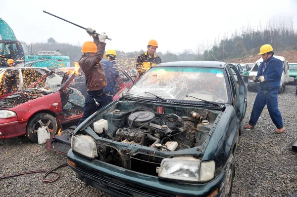 Trabajadores Chinos Desmantelan Automóviles Confiscados Una Campaña Contra Servicio Taxis — Foto de Stock