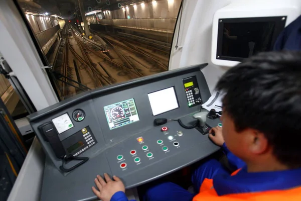 Een Chinese Bestuurder Bewaakt Het Automatisch Rijden Van Een Metro — Stockfoto