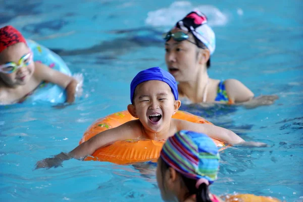 Les Parents Chinois Leurs Enfants Rafraîchissent Dans Une Piscine Lors — Photo