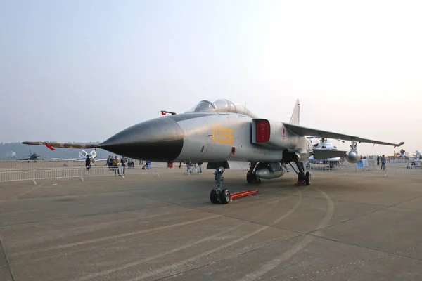2010年11月16日 在中国南方广东省珠海市举行的第八届中国国际航空航天展览会 2010年中国航空展 上展出了中国自制的 战斗机轰炸机 — 图库照片