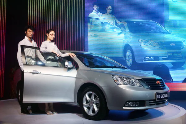 Kínai Modellek Jelentenek Geely Emgrand Ec718 Során Elindítása Roll Out — Stock Fotó