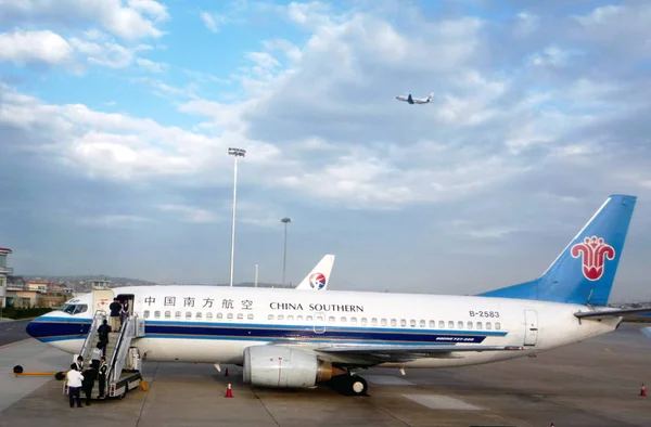 Passagiere Steigen März 2009 Auf Dem Internationalen Flughafen Wujiaba Kunming — Stockfoto