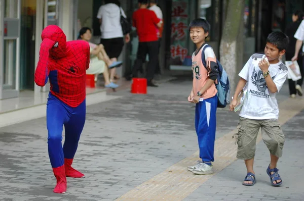 Chińskie Dzieci Patrzą Mężczyznę Ubranego Jak Spider Man Ulicy Zhuzhou — Zdjęcie stockowe