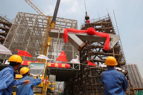 Chinese Workers Direct Operations Topping Out Ceremony State Grid Pavilion — Stock Photo, Image