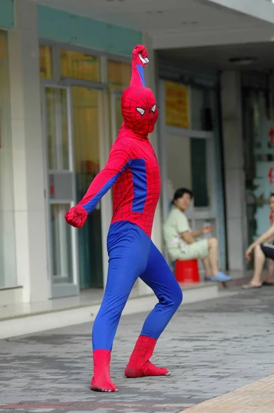 Homem Vestido Como Homem Aranha Posa Uma Rua Cidade Zhuzhou — Fotografia de Stock