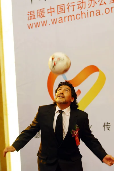阿根廷前球员兼教练迭戈 马拉多纳在中国北京举行的新闻发布会上弹跳球 2010年11月4日 — 图库照片