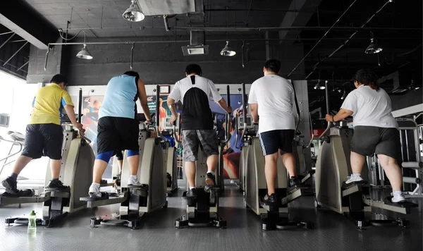 Chinese Zwaarlijvige Kinderen Trainen Stepper Tijdens Een Gewichtsreductie Zomerkamp Een — Stockfoto