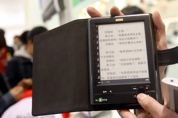 Man Shows Electronic Book Book Expo Jinan City East Chinas — Stock Photo, Image