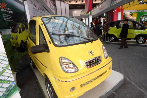 Visitatori Cinesi Guardano Auto Elettriche Una Mostra Nella Città Jinan — Foto Stock