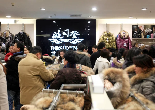 Clienti Cinesi Acquistano Piumini Negozio Bosideng Bsd Shanghai Cina Dicembre — Foto Stock