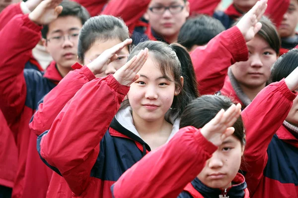 Estudiantes Chinos Saludan Durante Una Ceremonia Izamiento Bandera Una Escuela —  Fotos de Stock