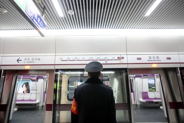 Uma Equipe Chinesa Está Plantão Plataforma Recém Inaugurada Linha Metrô — Fotografia de Stock
