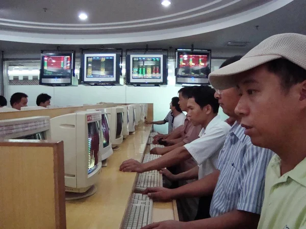 Chińskich Inwestorów Spojrzeć Udział Pricesshare Ceny Komputerach Domu Maklerskiego Haikou — Zdjęcie stockowe