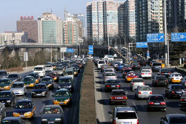 車移動ゆっくりとラッシュ時に北京 中国で 2010 — ストック写真