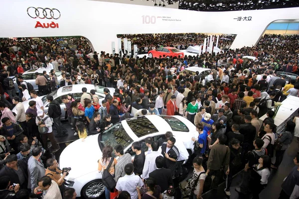 Multidões Visitantes São Vistos Stand Audi Durante Auto Shanghai 2009 — Fotografia de Stock