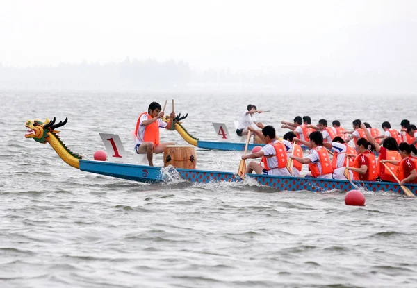 Participantes Chineses Competem Durante Concurso Barcos Dragão Comemorando Tradicional Festival — Fotografia de Stock