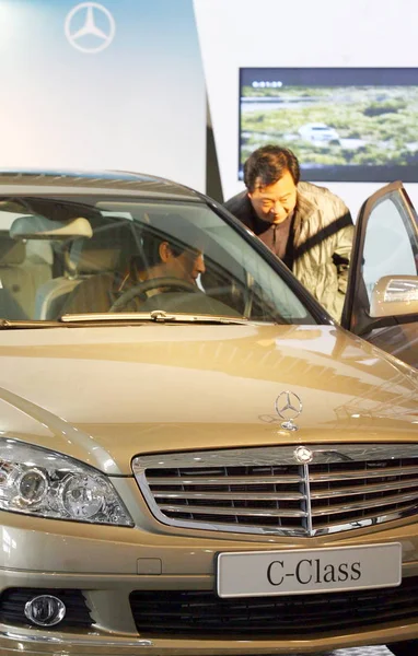 Les Visiteurs Chinois Essaient Une Mercedes Benz Classe Lors Salon — Photo