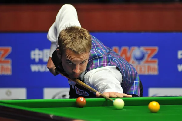 Englands Ali Carter Visa Enquanto Compete Com Englands Joe Perry — Fotografia de Stock