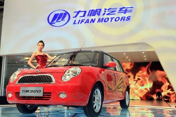 Een Model Vormt Met Een Lifan 320 Kleurentelevidie 13E Shanghai — Stockfoto