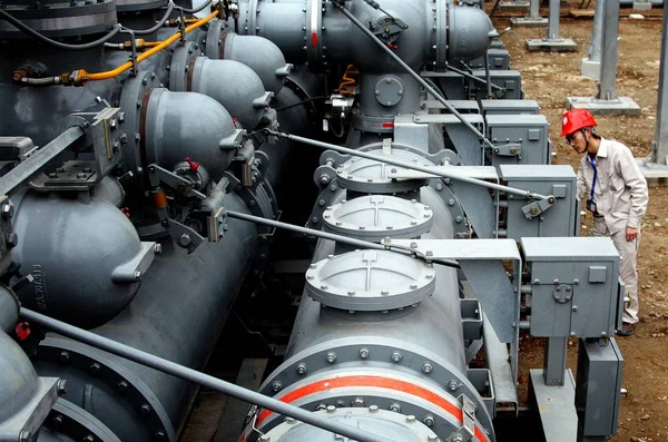 Electricista Chino Comprueba Equipo Eléctrico Reconstruir Estación Transformadores Ertaishan 220Kv — Foto de Stock