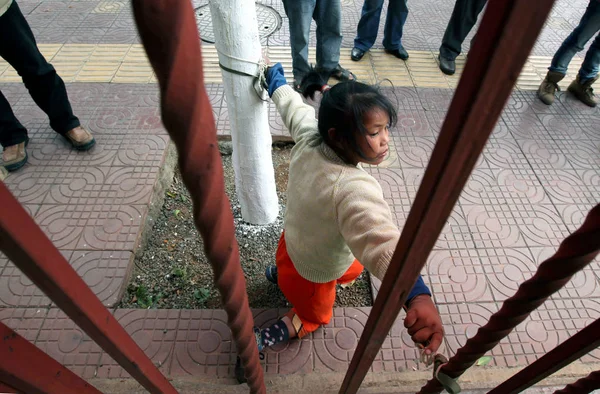 Luqin Una Niña Años Cuyas Manos Están Atadas Por Padre —  Fotos de Stock