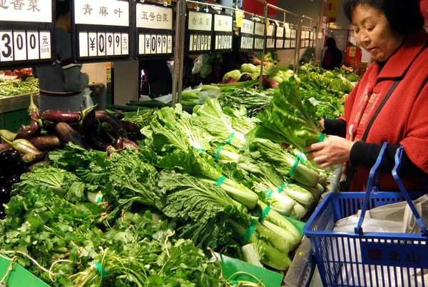 Des Clients Chinois Achètent Des Légumes Supermarché Ville Yichang Dans — Photo